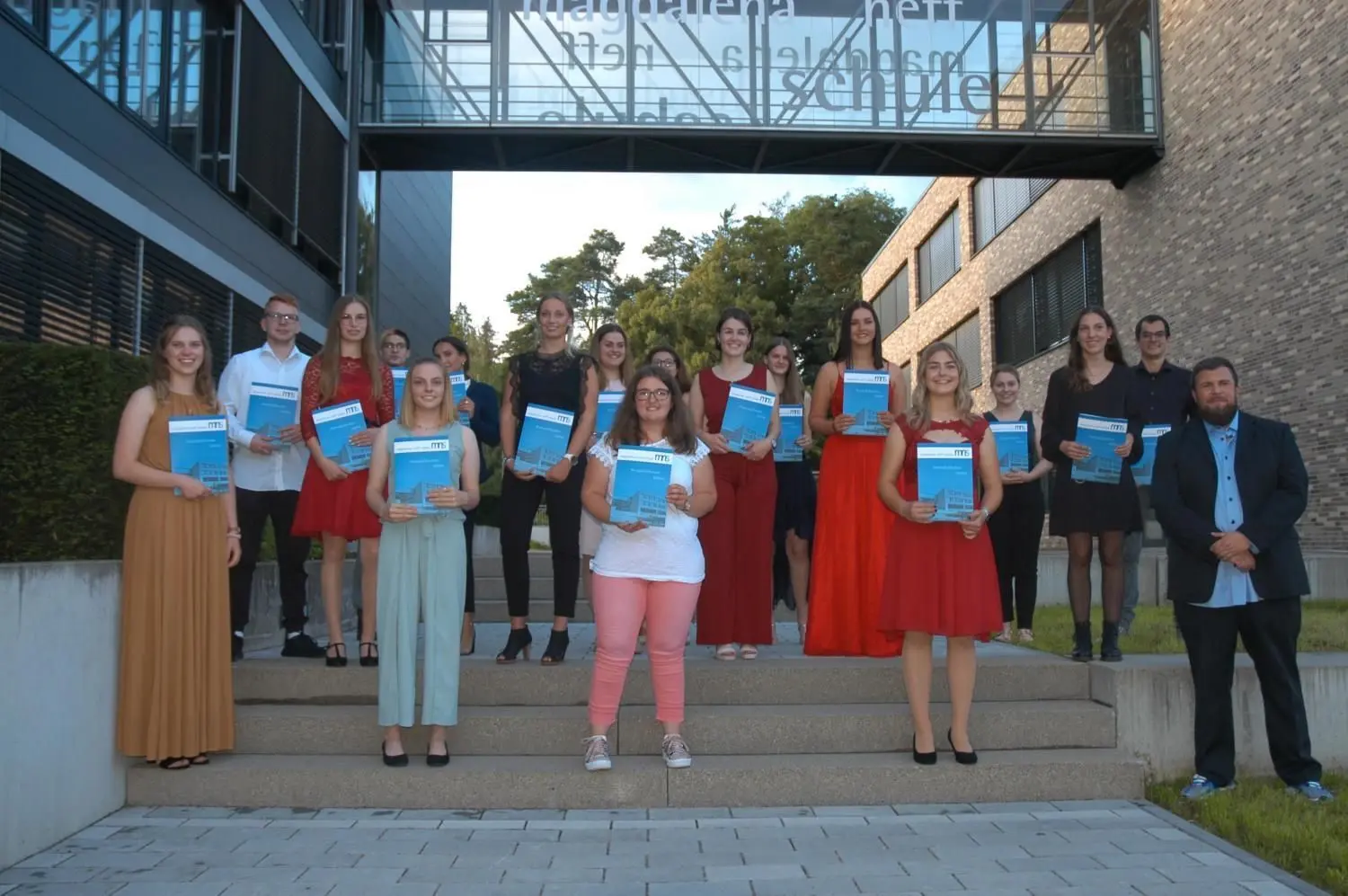 Abschlussklasse 2BKSP2: Niklas Bohn, Elanur Dogru, Tim Fiesel, Nadine Fuchs, Vanessa Gog, Annica Kley, Jennifer Kolb-Mark, Johanna Merten, Tamara Meyer, Lorena Raimondo, Celine Rech, Quinn Schild, Nina Schneider, Sophie Schwenkedel, Lea Seemann, Meike Seifried, Hanna Steinle, Jenny Weber, Jenny Wilhelm. ⇥