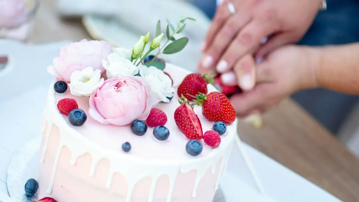 Seit dem gemeinen Bodelshausener Diebstahl gilt: Auch beim Anschneiden der Hochzeitstorte immer auf die Geschenkekuverts aufpassen! ⇥
ARCHIV - 26.06.2020, Niedersachsen, Langenhagen: Ein Brautpaar schneidet eine Torte bei einer Hochzeitsfeier an. (zu dpa "Hamburg: Zahl der Hochzeiten auf historischem Tiefstand") Foto: Hauke-Christian Dittrich/dpa +++ dpa-Bildfunk +++