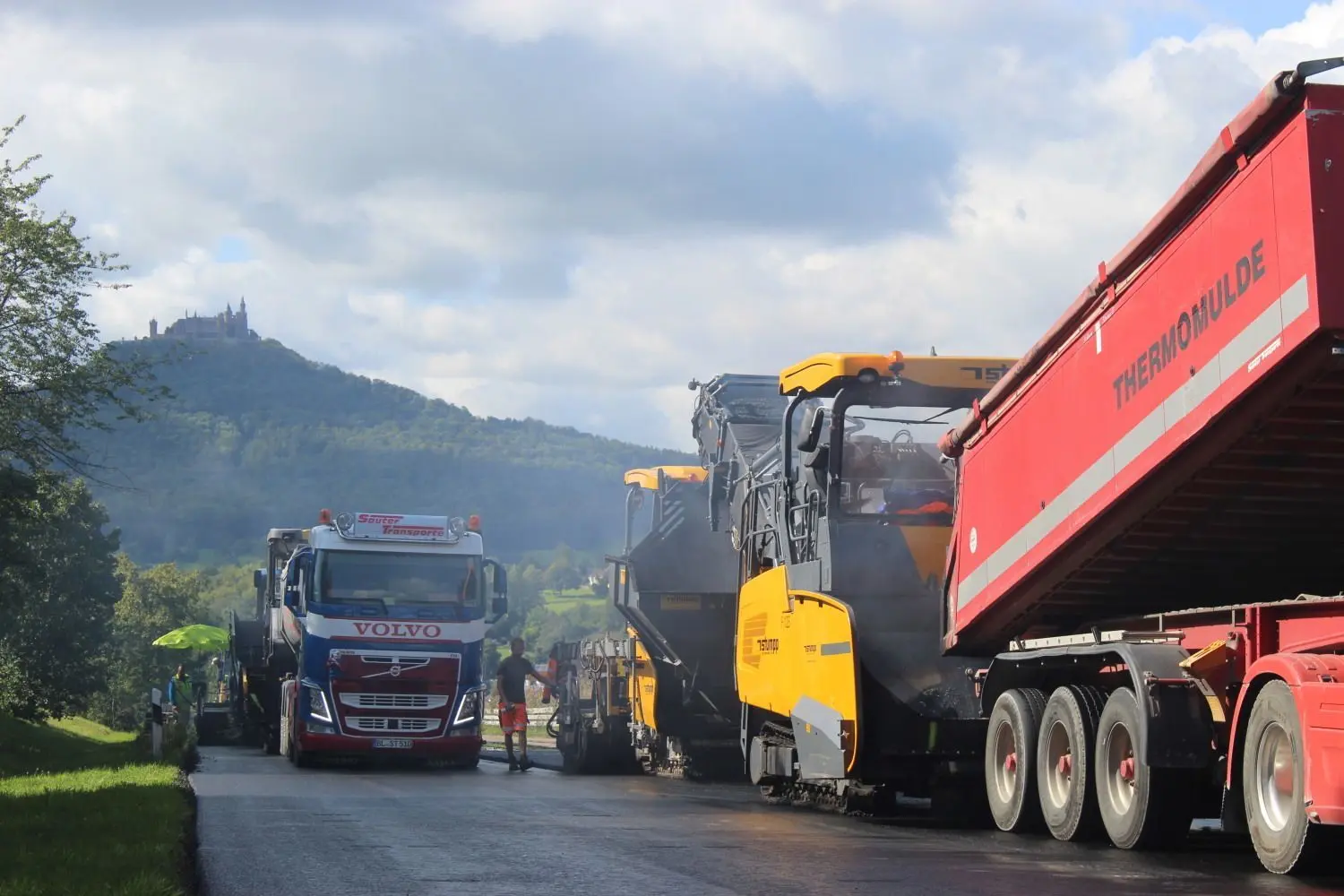 Mit dem Blick auf die Burg Hohenzollern: Die täglichen 30 Einsatzkräfte arbeiten in schönster Umgebung.