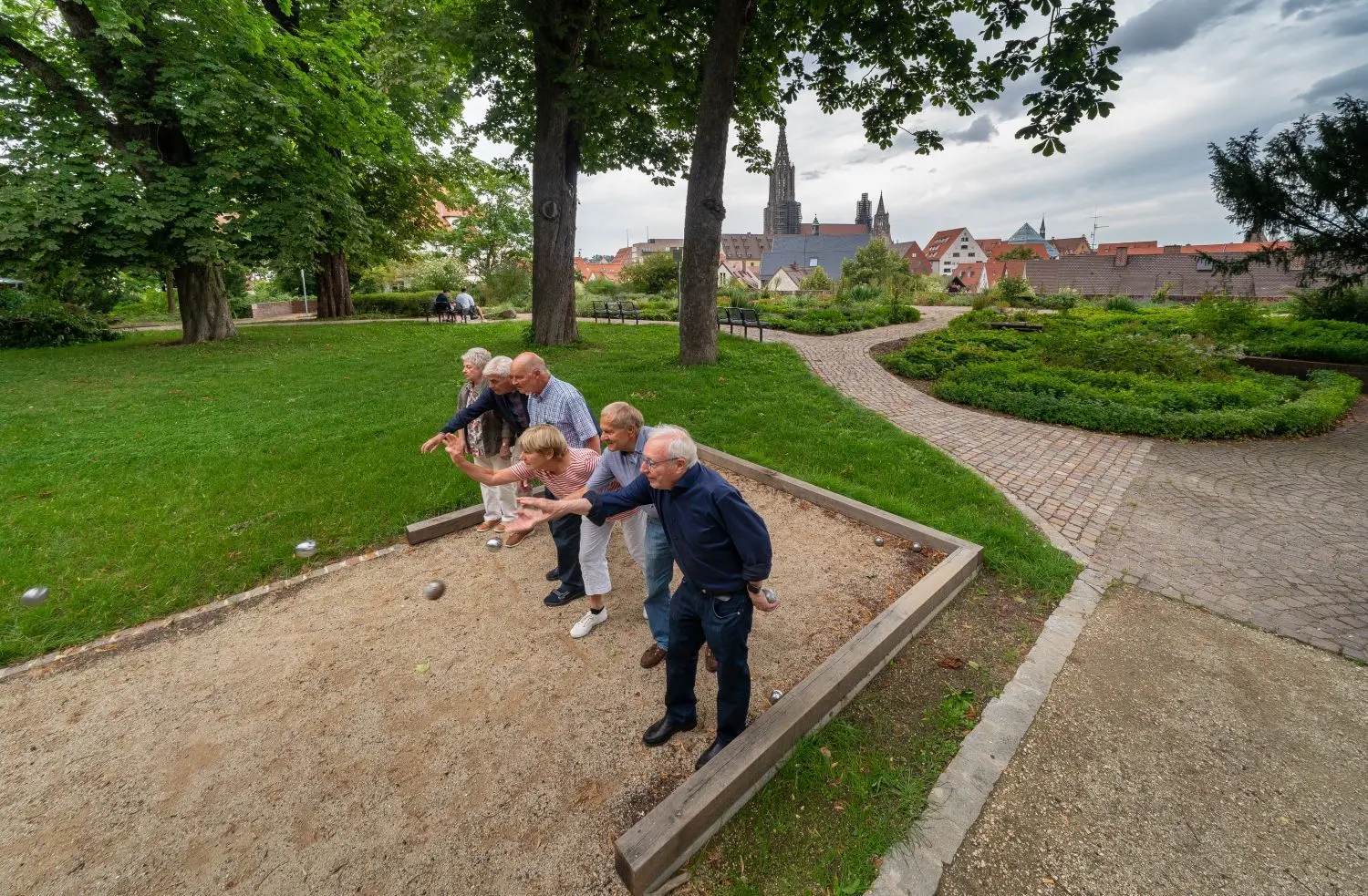 Eine Ausrede von mittelmäßigen Spielern geht so: Wenn man nicht gut spielt, ist der Platz schuld, schildert Herbert Volz (vorn). Demnach müsste auf dem neuen Platz jeder Wurf ein Treffer sein, denn mit dem Platz sind alle Boule-Fans zufrieden.