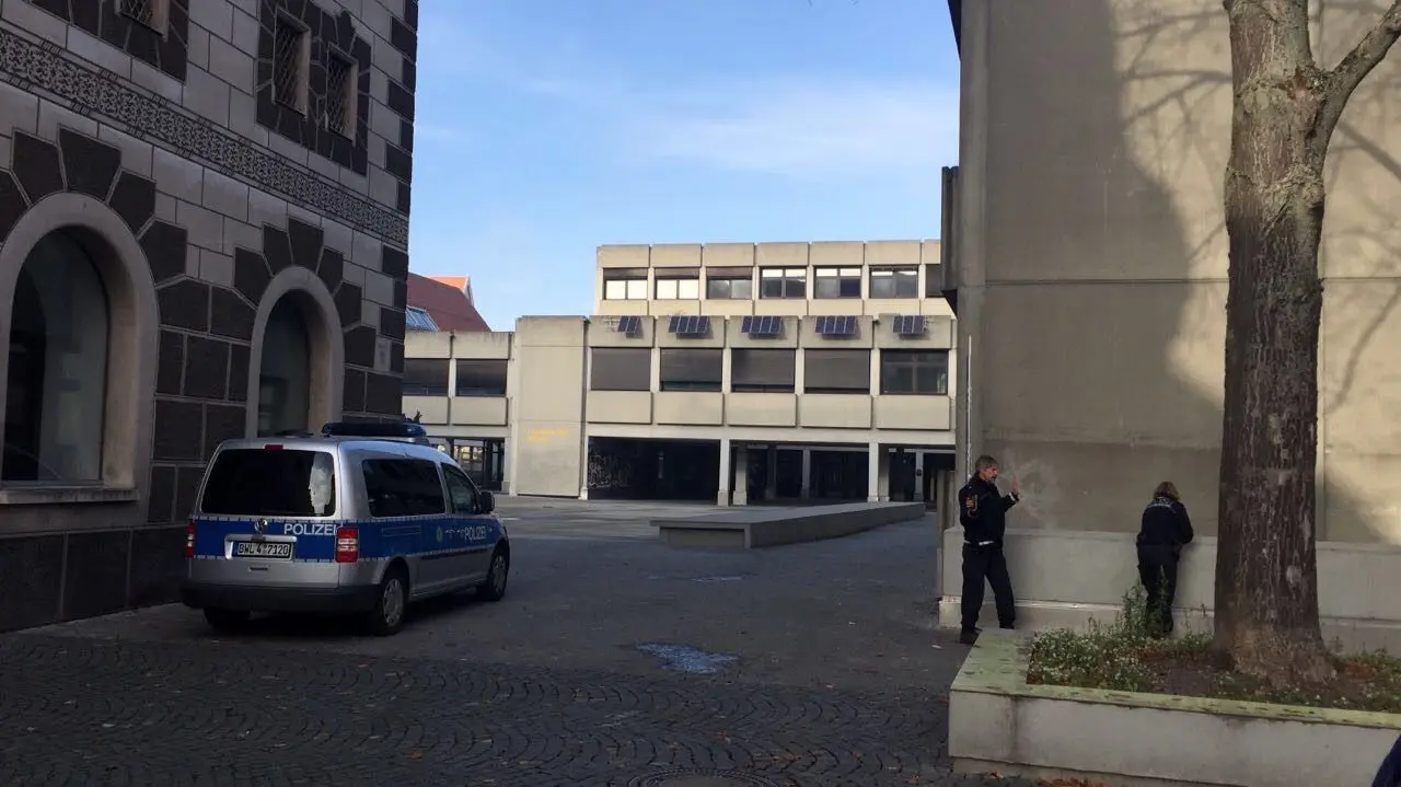 Einsatzkräfte auf dem Hof der List-Schule in Ulm am Mittag: Zweiter Amok-Alarm ausgelöst