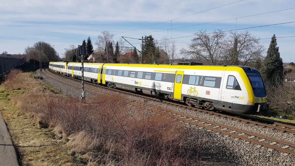Die Bauarbeiten auf der Neckar-Alb-Bahn und Ermstalbahn stehen kurz bevor. Von Freitag, 8. April (ab 19 Uhr) bis Freitag, 29. April 2022 finden mehrere Baumaßnahmen zwischen Tübingen – Metzingen und Nürtingen statt.
IRE
Zug
