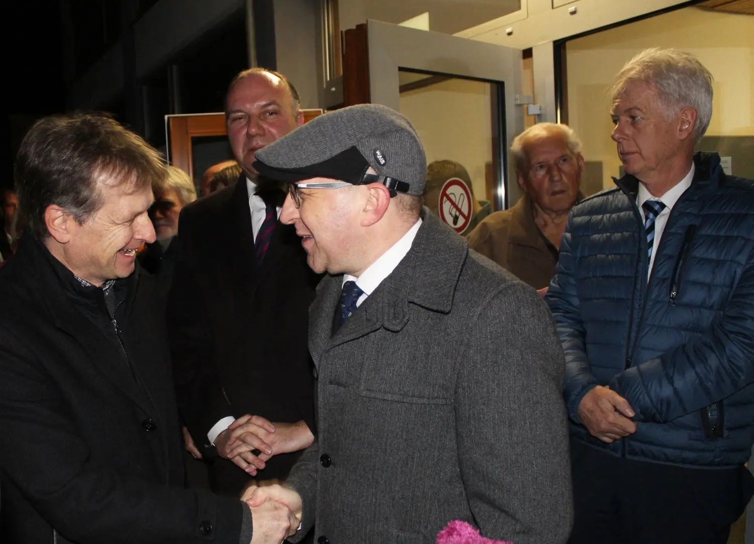 Landrat Günther-Martin Pauli beglückwünscht den frisch gewählten Junginger Bürgermeister Oliver Simmendinger (rechts).