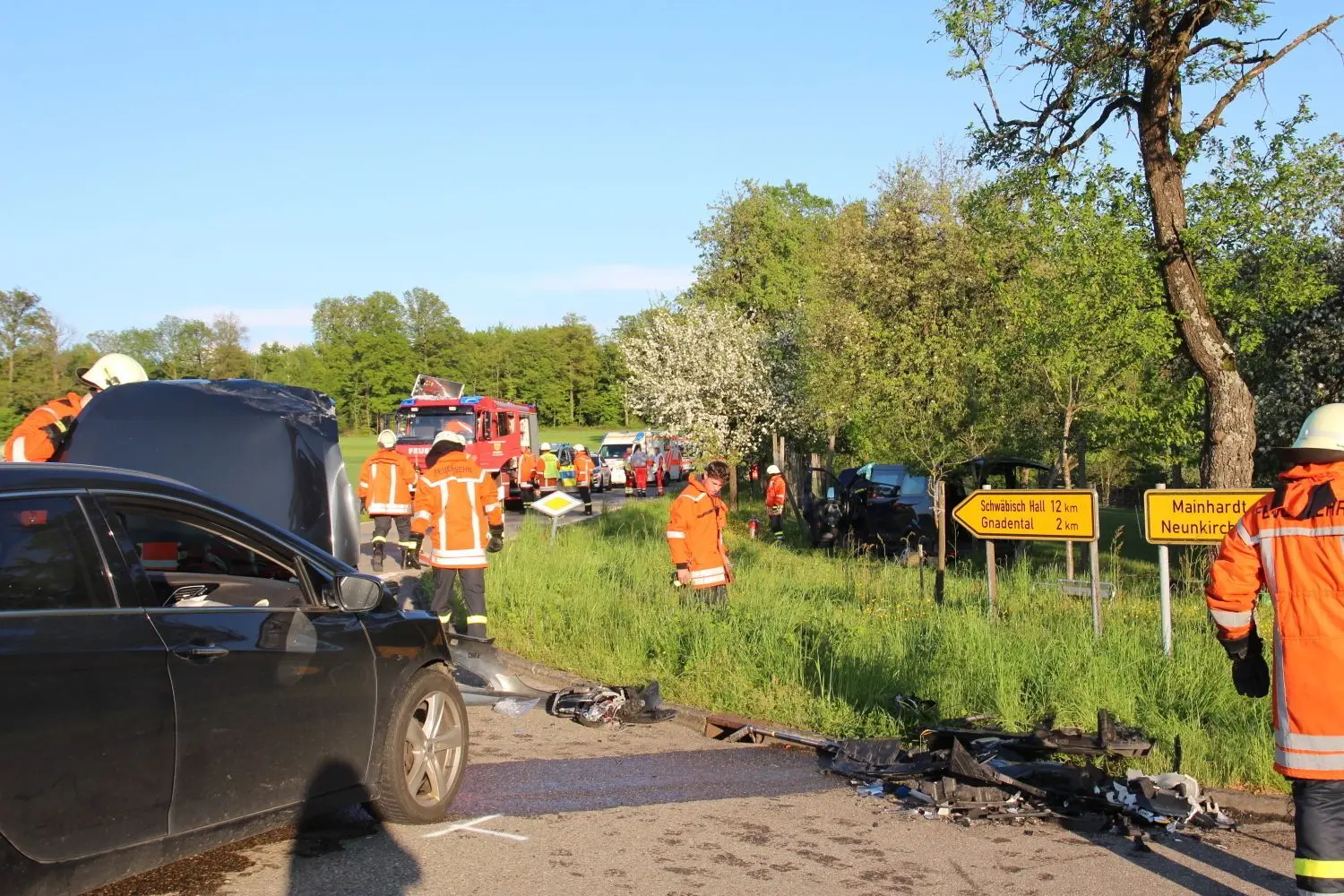 Durch den Aufprall mit dem Hyundai (Auto links) wurde der Ford Transit-Bus (rechts zwischen den Bäumen) einer 57-Jährigen von der Fahrbahn geschoben, überschlug sich und blieb am Zaun liegen.