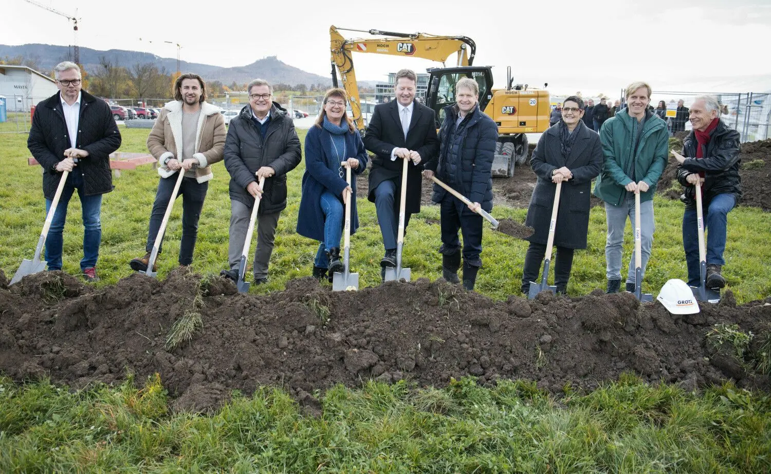 Spatenstich zum Neubau der Firma Ewimed im Hechinger Gewerbegebiet Nasswasen mit (von links): Dirk Haecker, Felix Wiest, Egon Wiest, Lotta Wiest, Philipp Hahn, Günther-Martin Pauli, Dorothee Müllges, Thilo Sprenger und Jürgen Sprenger.⇥