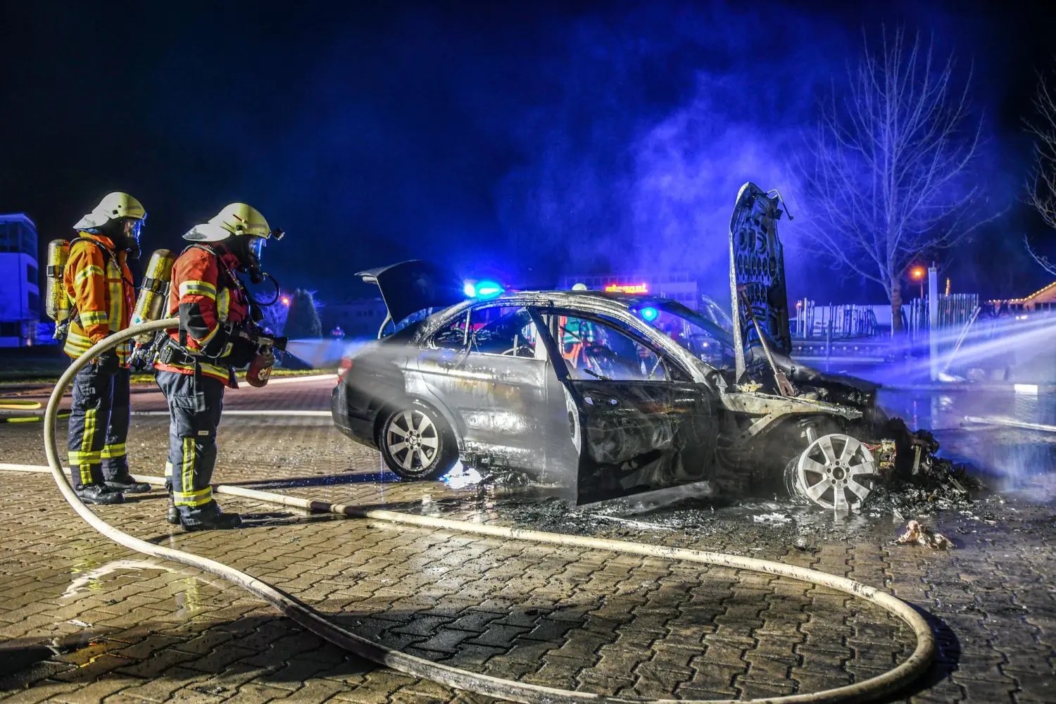 Bis zum Eintreffen der Feuerwehr und der Polizei stand der Wagen in Vollbrand.