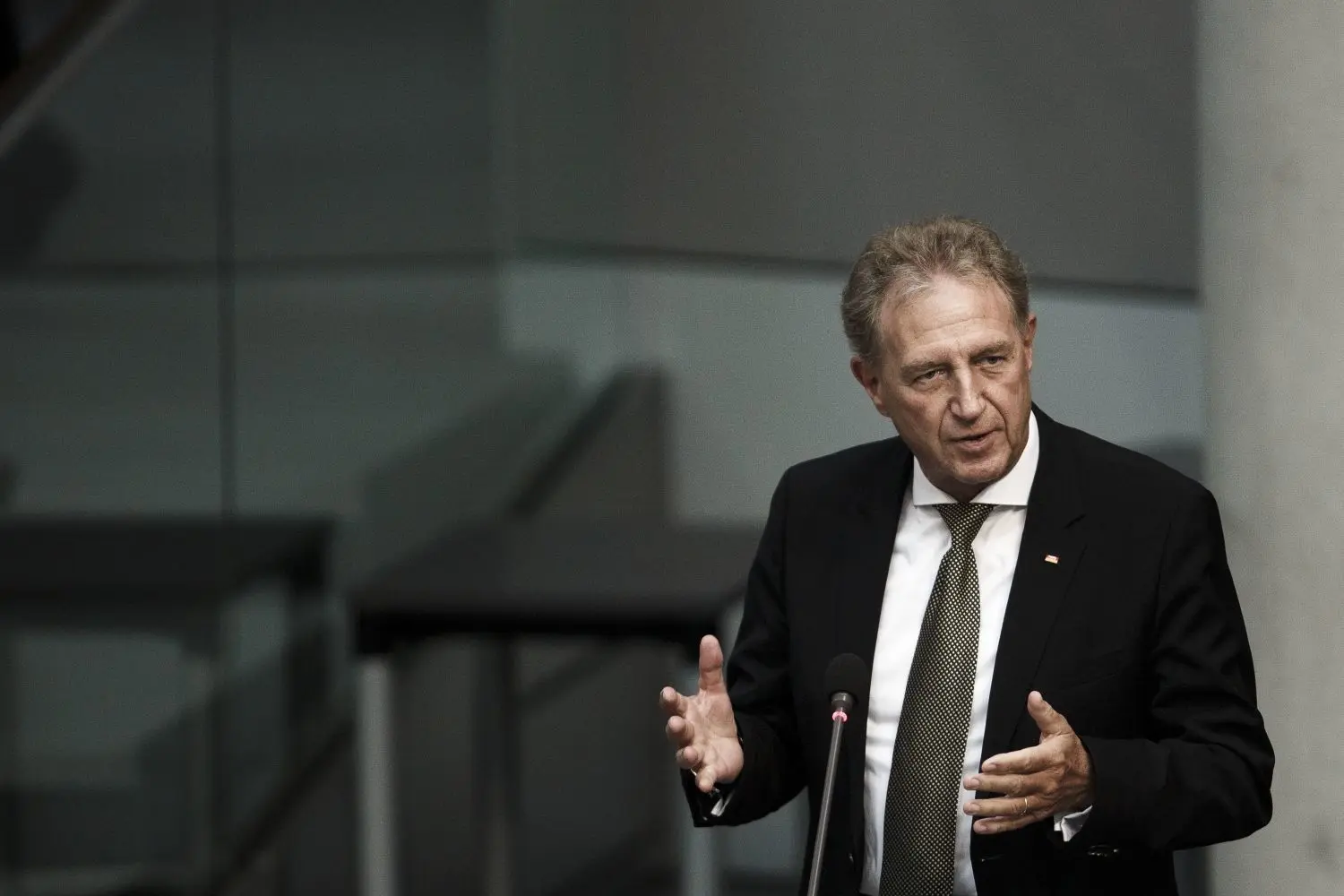 10.10.2018, Berlin: Norbert Barthle (CDU), parlamentarischer Staatssekretär beim Bundesminister für wirtschaftliche Zusammenarbeit und Entwicklung, nimmt an der 54. Sitzung des Deutschen Bundestages bei einer Fragestunde an die Bundesregierung teil. Foto: Carsten Koall/dpa +++ dpa-Bildfunk +++ | Verwendung weltweit⇥