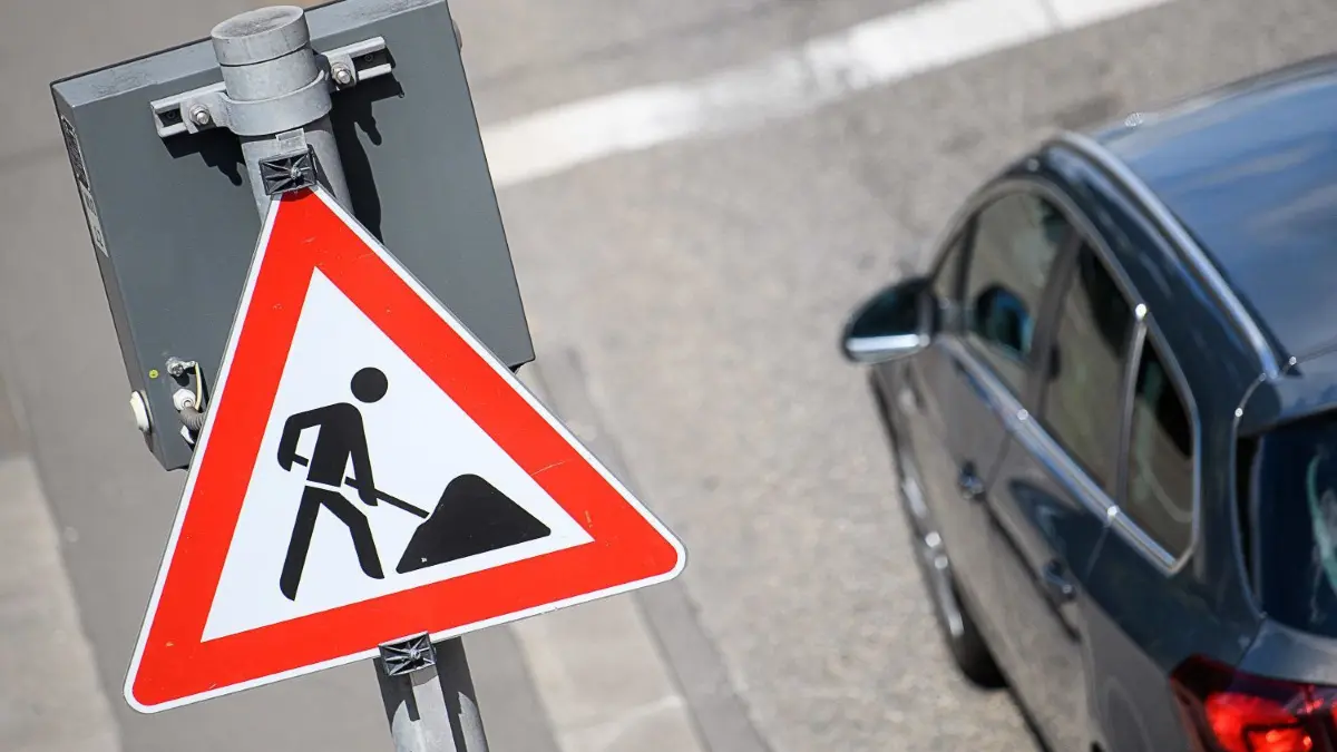 Symbolfoto Baustelle. In Hoyerswerda kommen am Dienstag zwei neue Baustellen hinzu. Eine betrifft den Lausitzer Platz.
ARCHIV - 25.06.2018, Baden-Württemberg, Stuttgart: SYMBOLFOTO - Ein Auto steht neben einem Baustellenschild am Neckartor. Zwischen Willy-Brandt-Straße und Cannstatter Straße erneuert das Tiefbauamt die Fahrbahnen mit einem photokatalytischen Straßenbelag. Er ist mit einer besonderen Deckschicht versehen und soll dazu beitragen, die Luftbelastung durch Stickoxide zu verringern. Foto: Sebastian Gollnow/dpa +++ dpa-Bildfunk +++