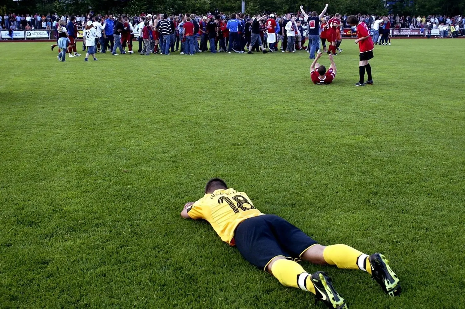 Heidenheim feiert nach dem Sieg im Pokalfinale 2008 und Crailsheims Bastian Heidenfelder liegt am Boden.⇥