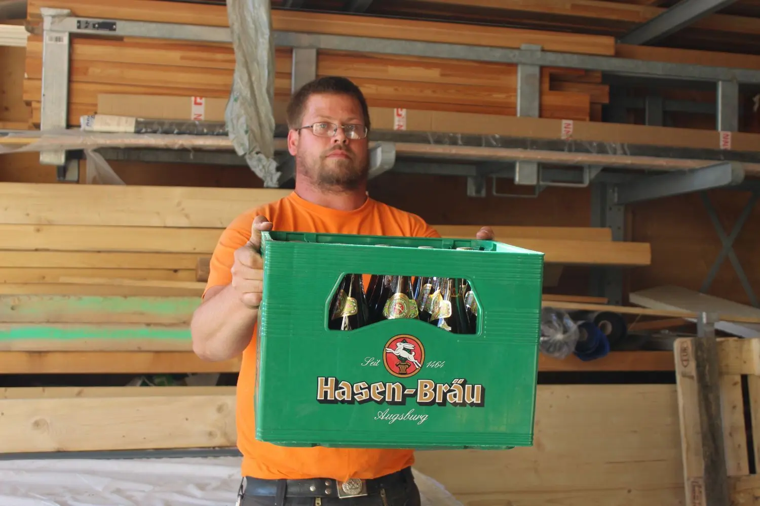 Über 19 000 Flaschen Bier haben Johannes Weigold (im Bild), Martin Lacher und Daniel Jockisch ersteigert. Da steckt jede Menge Logistik dahinter. Und es musste kräftig geschleppt werden.