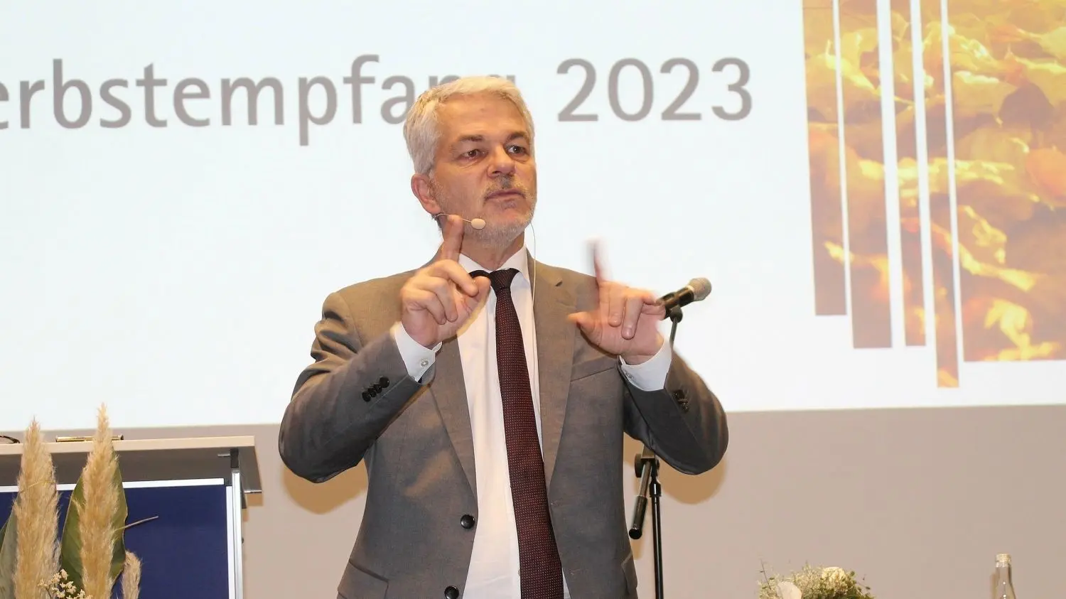 Professor Carlo Masala, den man aus zahlreichen Fernseh-Talks und Politsendungen kennt, sprach als Gast auf der Herbstversammlung der IHK in Jungingen. Sein Thema war zunächst der aufziehende Krieg im Gazastreifen.