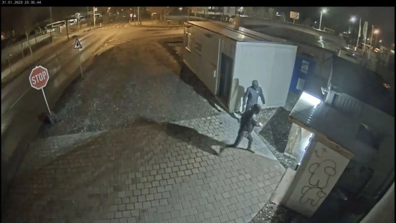 Die Überwachungskamera hält‘s fest: Rohe Gewalt gegen einen Süßigkeitenautomaten in Neu-Ulm.