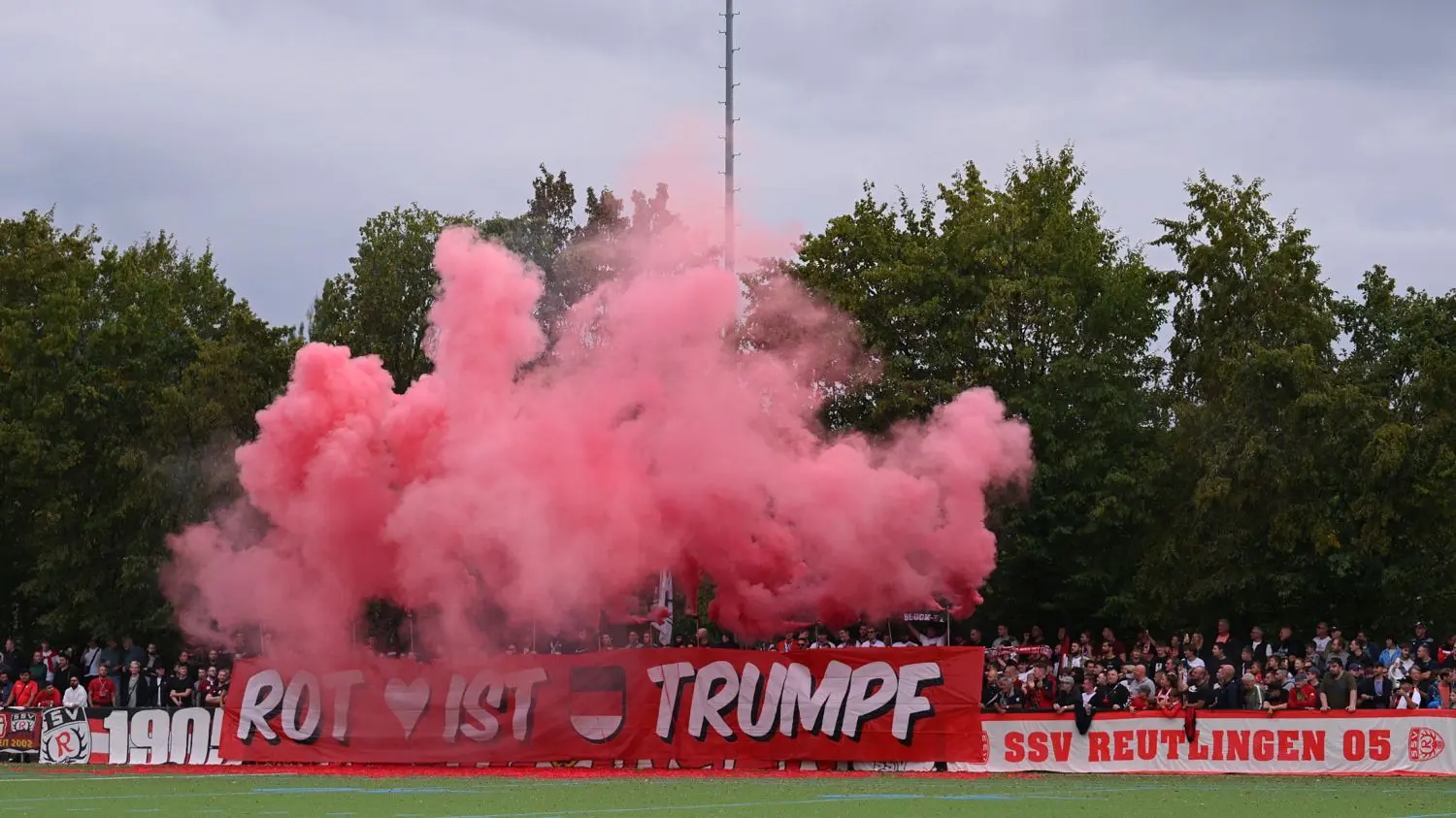 Noch vor dem Anpfiff stieg roter Rauch aus dem Fansektor des SSV Reutlingen Fußball hoch, im Spielverlauf wurden mehrmals Bengalos von den Ultras der Gäste gezündet.⇥