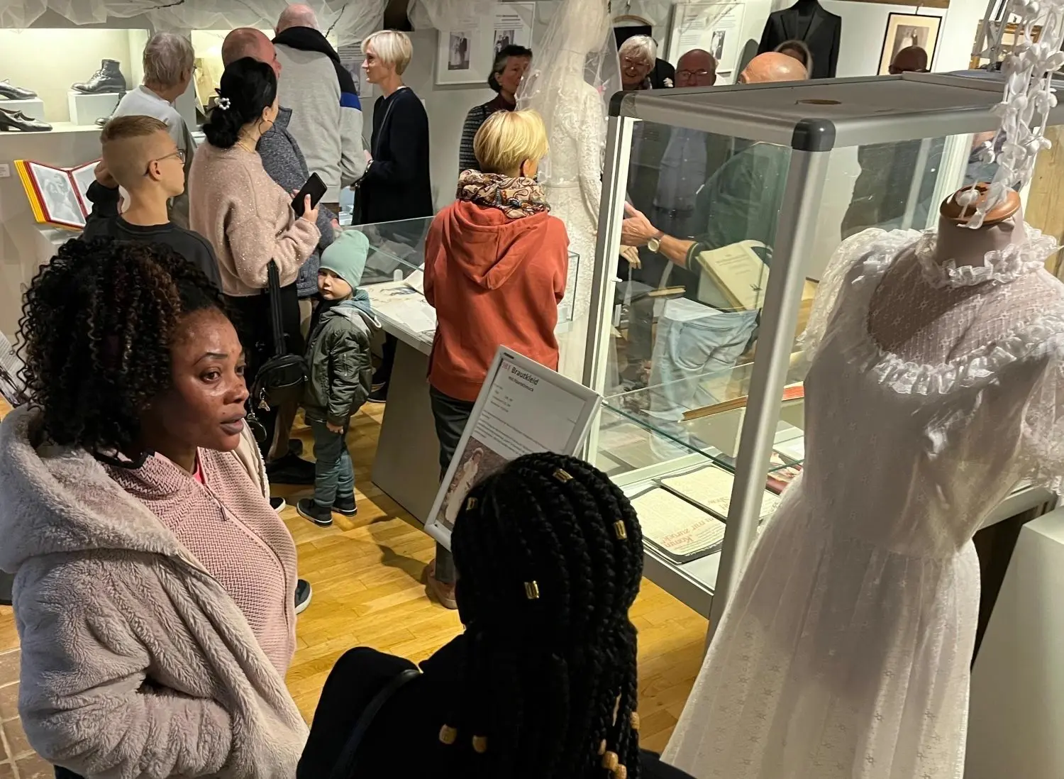 Die Hochzeitsausstellung des Stadtmuseums zeigte auch, was für Verliebte in alten Zeiten in Württemberg galt. Hochzeiten zwischen Evangelischen und Katholischen waren noch bis weit ins 20. Jahrhundert hinein „Mischehen“.
