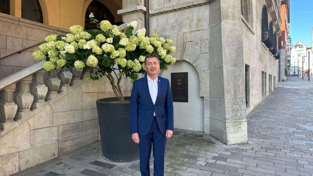 Noch geht Roland Tralmer jeden Tag gerne zur Arbeit ins Ebinger Rathaus. Damit das auch nach seinen 100 Tagen als Oberbürgermeister so bleibt, muss er sich allerdings zahlreichen Herausforderungen stellen.⇥
