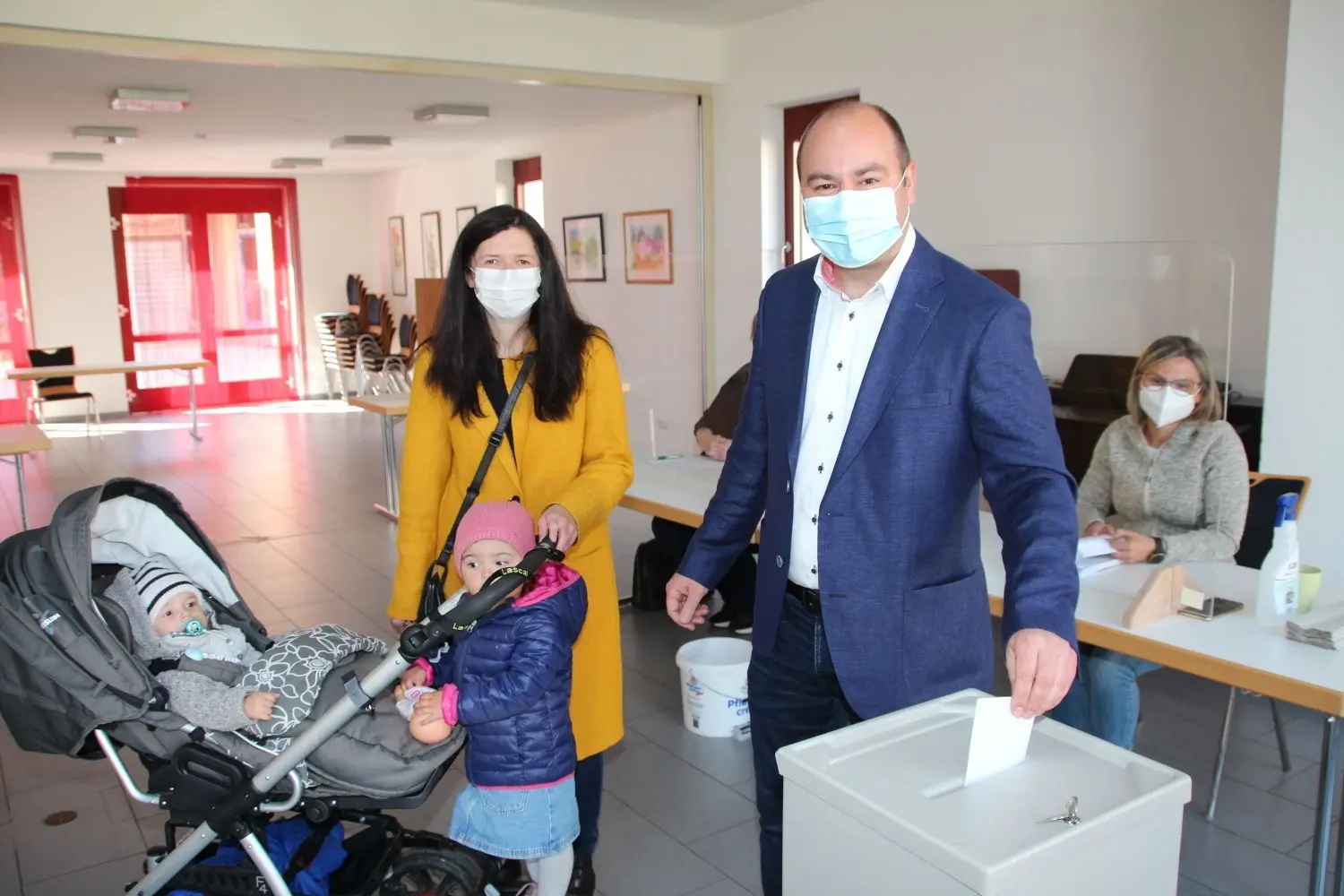 Der alte und neue Bürgermeister Jörg Schmidt bei der Stimmabgabe gestern Morgen im Wahllokal in Honhardt. Seine Ehefrau Julia und die Kinder Loni (2) und Jesse (10 Monate) begleiten ihn.⇥
