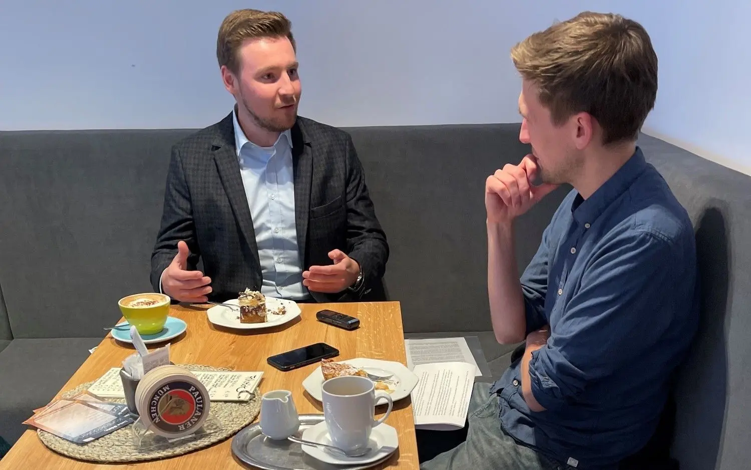 Kaffee, Kuchen, Politik: Kevin Leiser im Gespräch mit HT-Redakteur Sebastian Unbehauen.