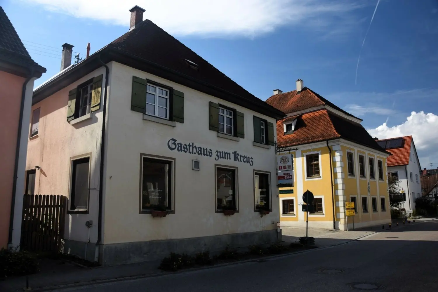 Bis 1989 hieß die Westerstetter Gastwirtschaft „Zum Kreuz“ – seit 34 Jahren ist dort nun schon die Pizzeria „Ciao Ciao“ angesiedelt. Rechts daneben ist das alte Postgebäude⇥