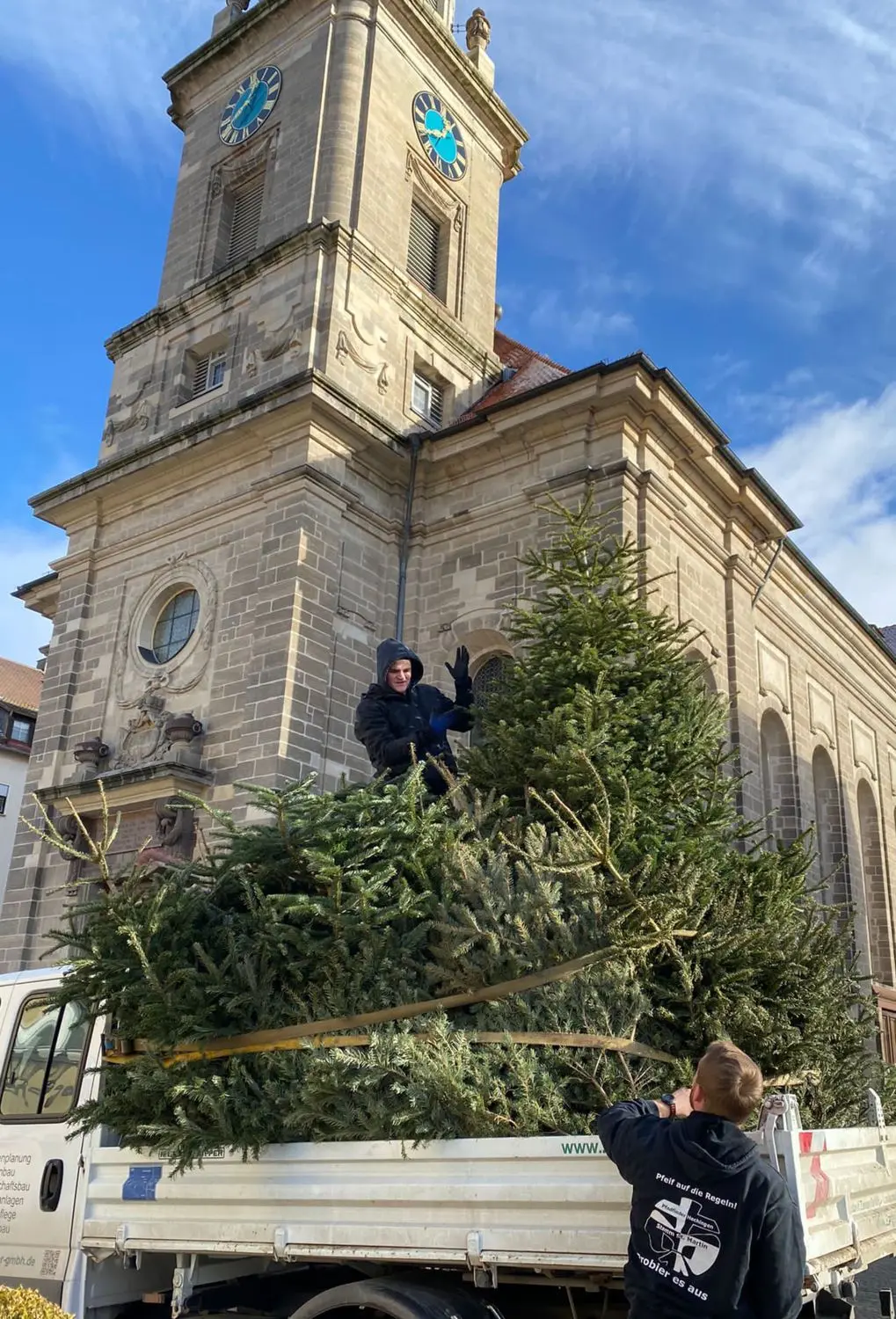 Unterwegs im Namen des Herrn, wie die Blues Brothers? Irgendwie schon. Und wenn die Pfadis vor der Stiftskirche halten, auf jeden Fall.