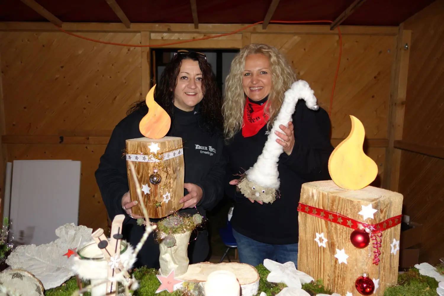 Claudia Ummenhofer und Häswartin Silke Roll (rechts) aus Munderkingen mit ihren selbst gestalteten Dekoartikeln.