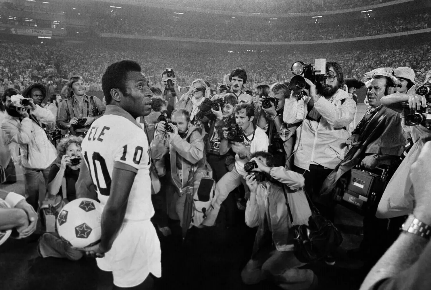 1977 bei Cosmos New York von Fotografen umlagert: Pelé prägte den braislianischen Fußball wie kein anderer.⇥