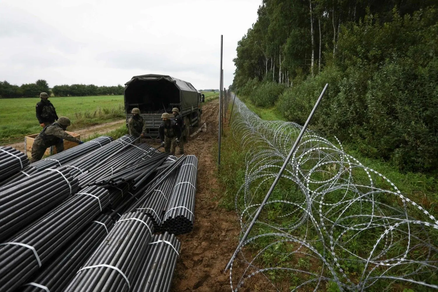 Polnische Soldaten errichten an der Grenze zu Belarus Sperren. Hier kommen immer mehr Migranten an.⇥