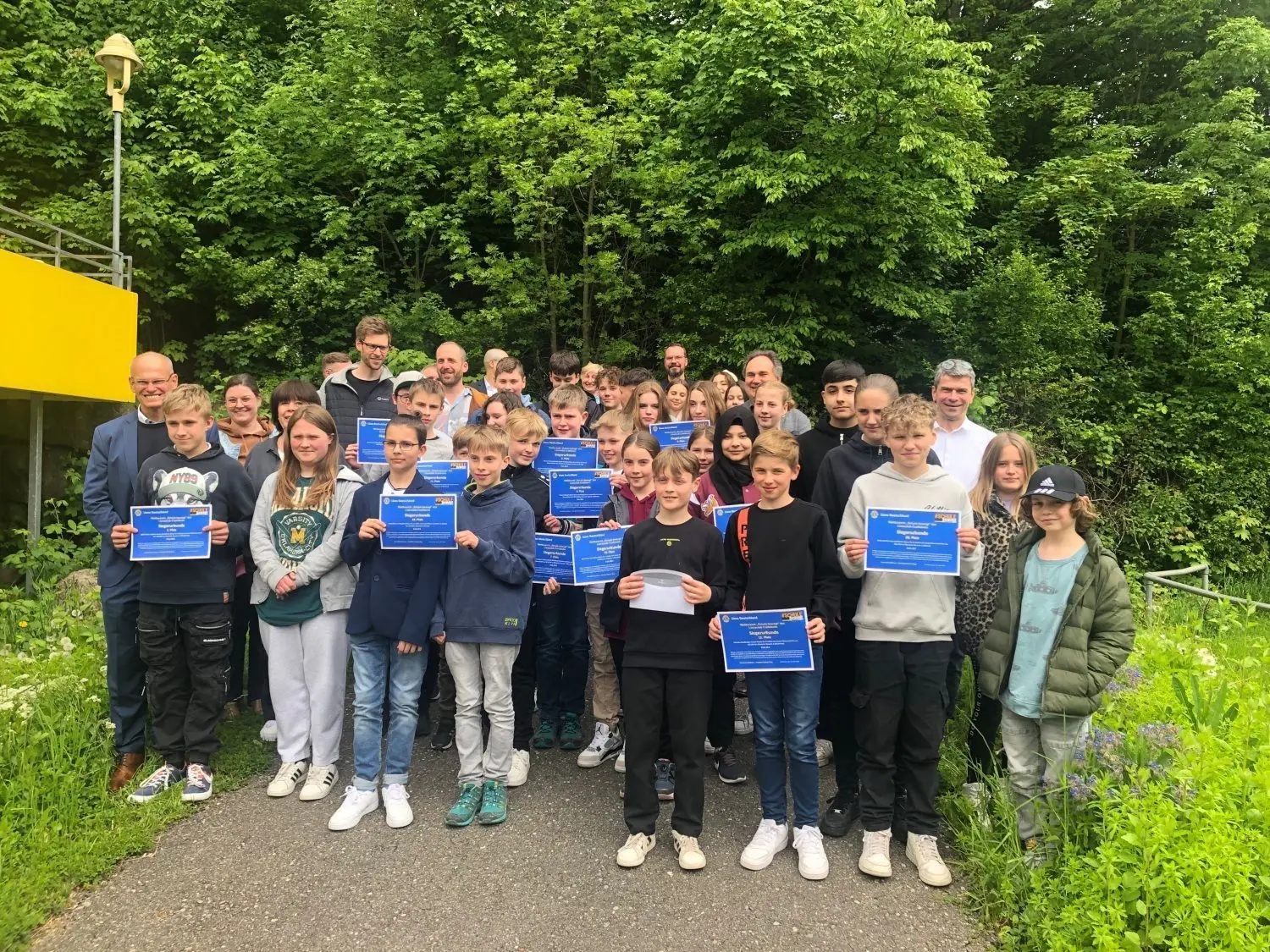 Nach der Siegerehrung zur Aktion „Schule bewegt“ der Crailsheimer Lions stellten sich die Geehrten zum Gruppenfoto am TSV-Vereinsheim zusammen.
