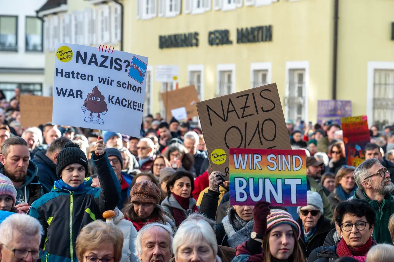 So voll hat Göppingen den Schlossplatz selten gesehen: Zur Kundgebung „Bunte Vielfalt statt brauner Einfalt“ kommen nach Angaben der Veranstalter 1500 Menschen – sie protestieren gegen Rechtsextremismus, Hass und Hetze.