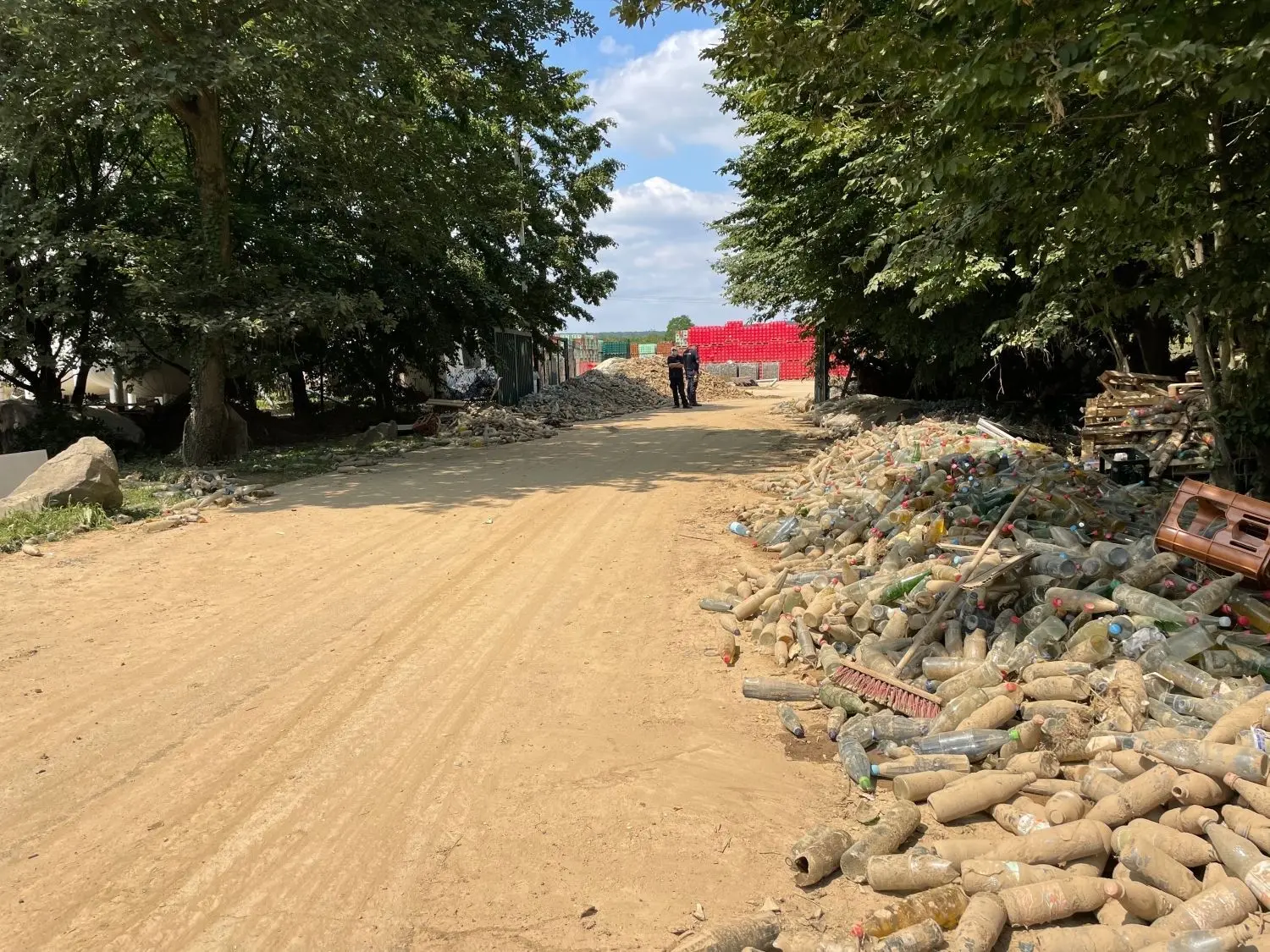 Das Gelände eines Mineralbrunnens nach dem Hochwasser. Ein Hochwasserzug unterstützte unter der Führung von Kräften der Feuerwehr Ulm dabei, den Betrieb vor Ort schnellstmöglich wieder ins Laufen zu bringen – denn Trinkwasser ist in einigen Gemeinden nach wie vor Mangelware.