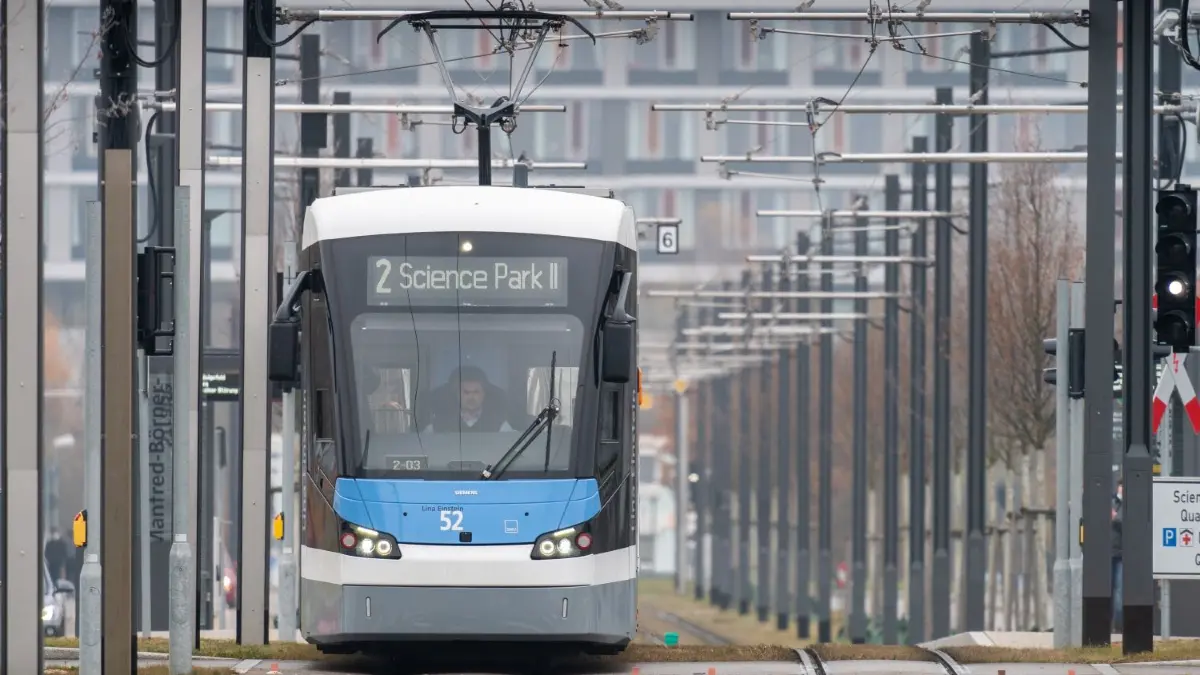 Die SWU lässt seit kurzem Passagiere die Haltestellen ansagen.
Straßenbahn Linie 2