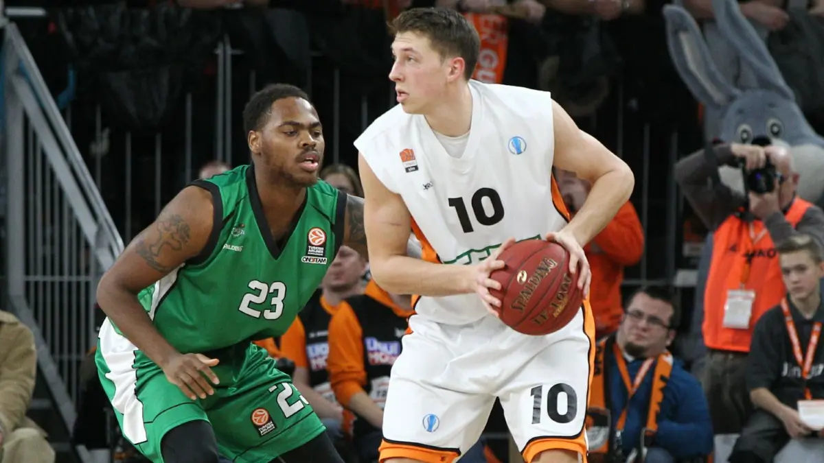 Damals noch mit Haaren und ohne Tattoos: Daniel Theis spielte von 2012 bis 2014 für Ratiopharm Ulm.
Links Deshaun Thomas ( JSF Nanterre ) Rechts Daniel Theis ( ratiopharm ulm )....ratiopharm ulm vs JSF Nanterre, Basketball, Eurocup, 28.01.2014........--- Foto: Eibner