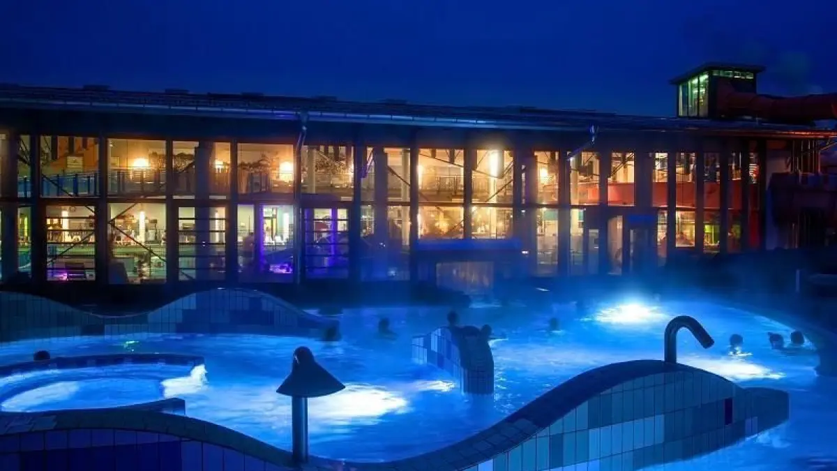 Nachts in die Sauna: Donaubad verkauft 24-Stunden-Tickets für das Wochenende.
