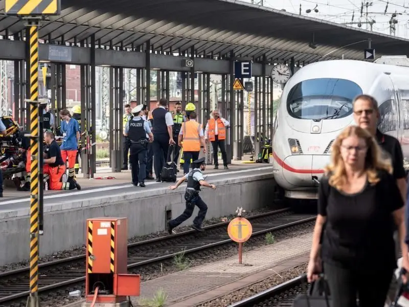 Ein ICE steht am Gleis 7 des Frankfurter Hauptbahnhofs, nachdem es bei der Einfahrt des Zuges zu einem Zwischenfall mit einem Kind kam.