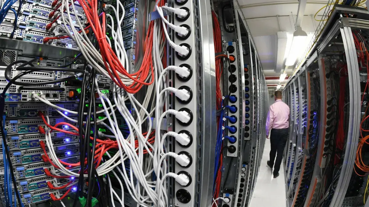 Das Geschäft mit Rechenzentren läuft in Zeiten von Big Data sehr gut. Aber die steigenden Strompreise drohen die gute Stimmung zu trüben. (Symbolfoto)
ARCHIV - 14.08.2018, Baden-Württemberg, Karlsruhe: Blick in einen Serverraum in einem Rechenzentrum eines Internetdienstanbieters. Das Geschäft mit Rechenzentren hat im vergangenen Quartal für Wachstum beim Chip-Riesen Intel gesorgt. Der Bedarf an Kapazitäten in Rechenzentren steigt schon seit Jahren. (zu dpa: «Intel wächst durch Geschäft mit Rechenzentren») Foto: Uli Deck/dpa +++ dpa-Bildfunk +++