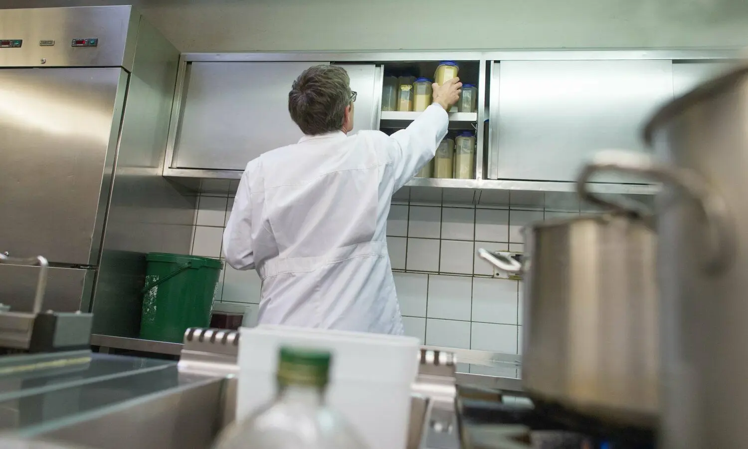 Auf der Suche nach Schimmel, Dreck und vergammelten Produkten: Ein Lebensmittelkontrolleur bei einer Betriebskontrolle in der Küche eines Restaurants.