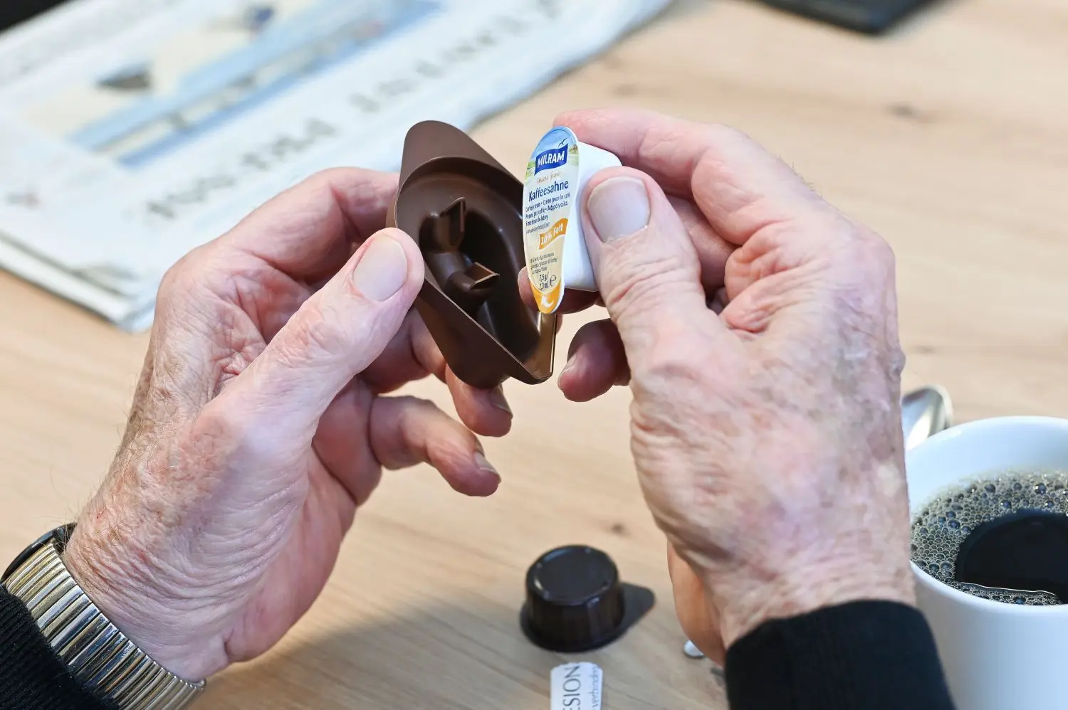 Eine Dose mit Kaffeesahne zu öffnen, kann für alte Menschen zum Problem werden. Mit ­einem passenden Werkzeug ­namens KSÖ funktioniert es mühelos.