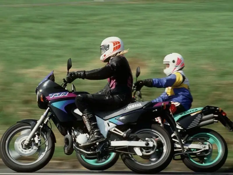 Eine Yamaha 125 TDR (vorn) und eine italienische Gagiva Super City, zwei Maschinen der 125er Klasse, bei einer Spazierfahrt.