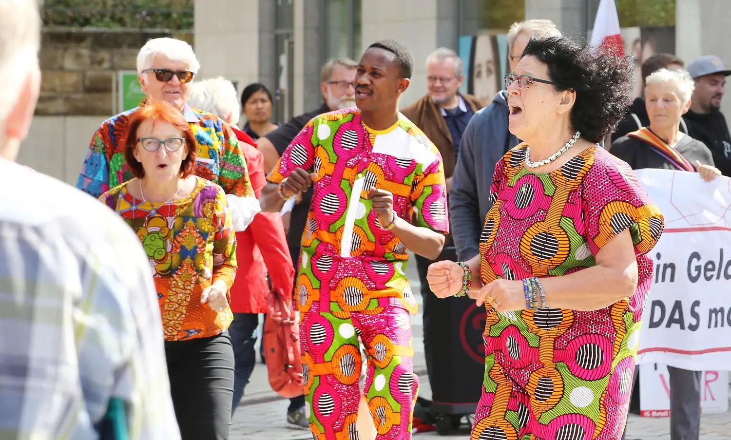 Der Afrikachor singt bei der anschließenden Kundgebung auf dem Dietrich-Bonhoeffer-Platz im Kocherquartier.