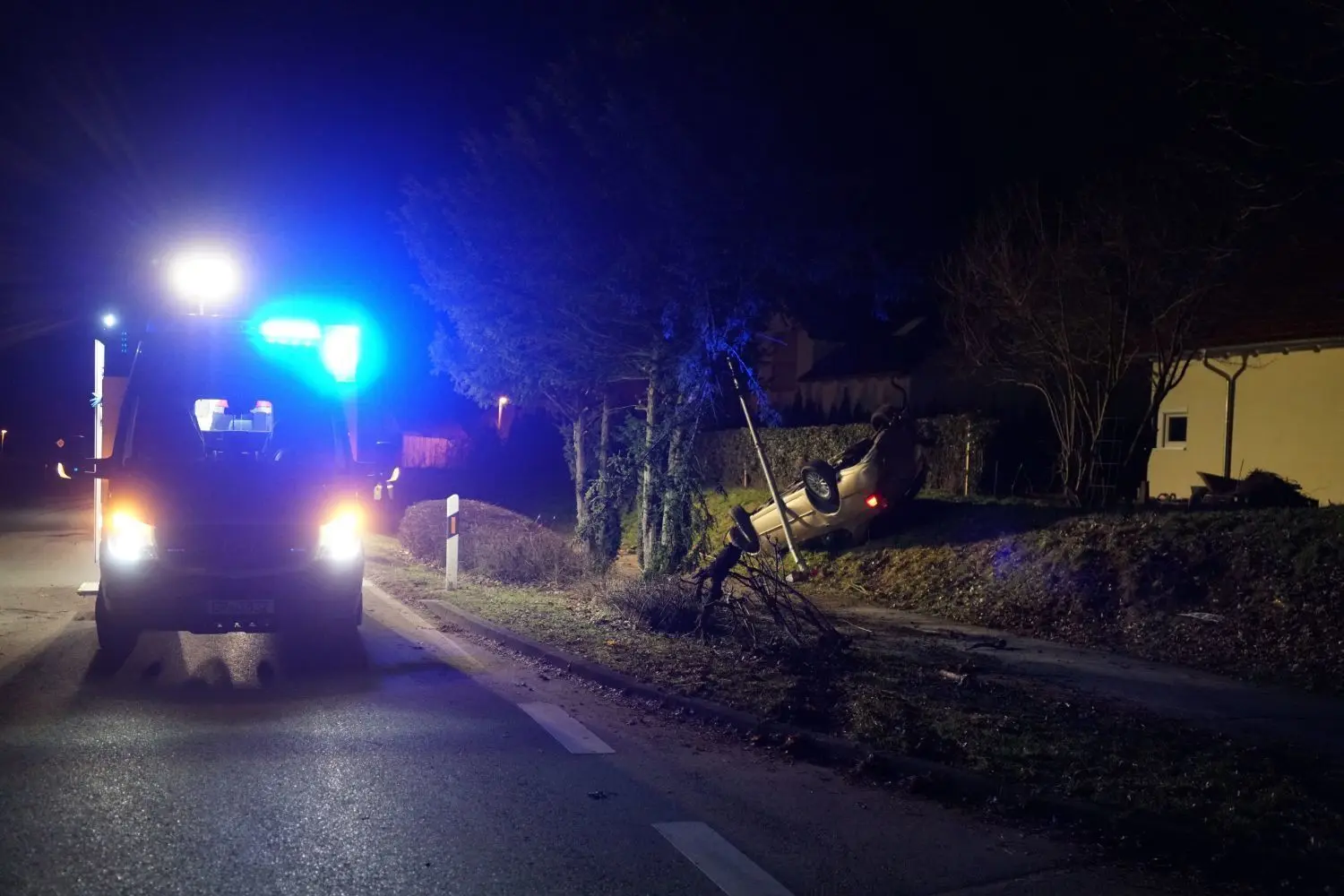 Ein Auto landete am Donnerstagabend auf dem Dach.