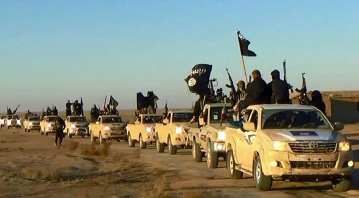 Das Foto, das von einer militanten Website über die Nachrichtenagentur AP zur Verfügung gestellt wurde, zeigt einen Konvoi des Islamischen Staats in Syrien. ⇥