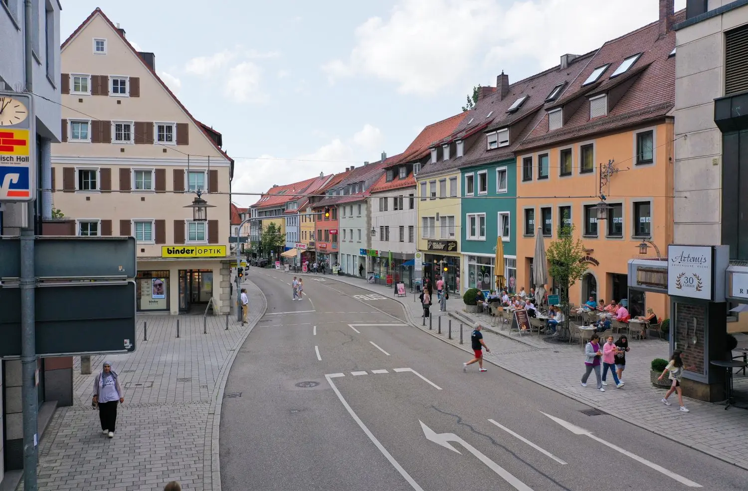 Wenn der für 2023 geplante Verkehrsversuch in der Crailsheimer Innenstadt erfolgreich verläuft und aus der temporären eine dauerhafte Fußgängerzone werden sollte, könnte es in der Karl- und Wilhelmstraße künftig so aussehen, wie diese Visualisierungen zeigen.