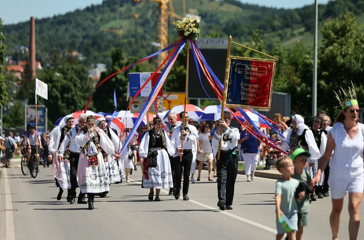 Die Siebenbürger Sachsen in ihrer Tracht.