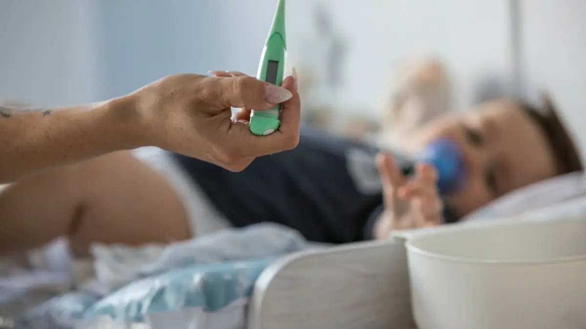Kinder und Säuglinge mit Atemnot und Lungenentzündung: Wegen RSV und Grippe arbeiten viele Kinderkliniken an ihrer Kapazitätsgrenze.Wie sieht es in Eisenhüttenstadt aus?
ILLUSTRATION - Fieber, Husten, ein rasselnder Atem: All das kann auf eine RSV-Infektion des Kindes hindeuten. Foto: Christin Klose/dpa-mag - ACHTUNG: Nur zur redaktionellen Verwendung im Zusammenhang mit dem genannten Text - Honorarfrei nur für Bezieher des Dienstes dpa-Magazin +++ dpa-Magazin +++