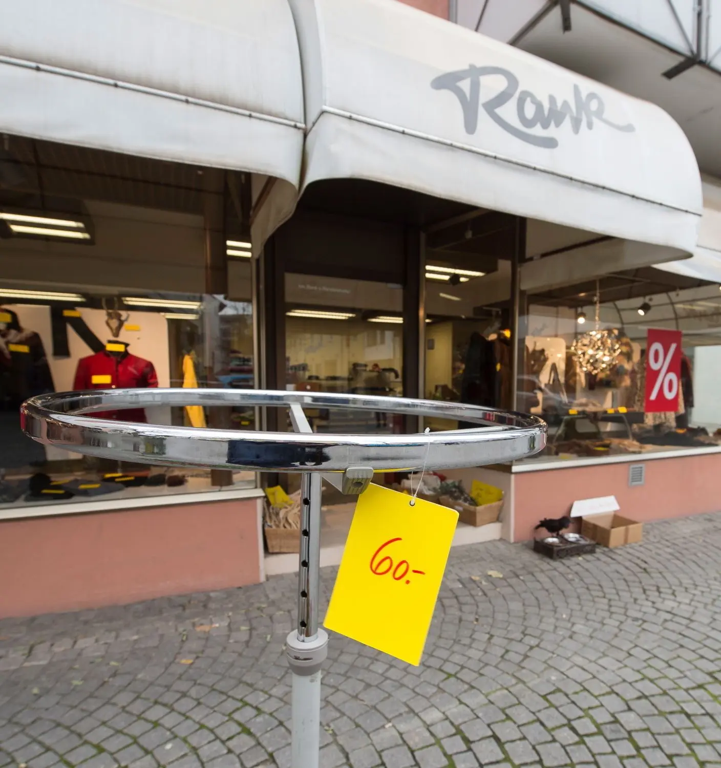 Läden auf dem Rückzug: Das Modegeschäft Rank in der Walfischgasse schließt. Die Gründe dafür sind vielfältig, sagt der Inhaber. Die Konkurrenz durch den Online-Handel gehört auf jeden Fall dazu.