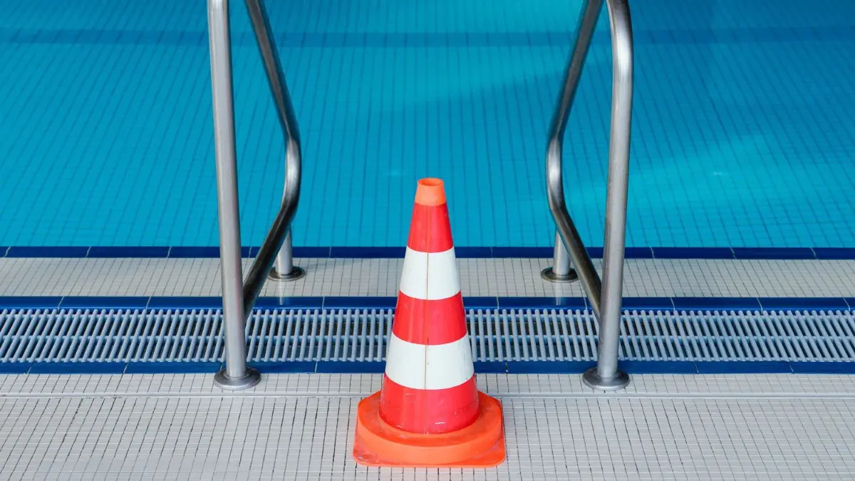 Noch ist der Zugang ins Becken gesperrt, aber schon bald öffnet das Hallenbad Neu-Ulm wieder.
ARCHIV - 16.03.2020, Baden-Württemberg, Heidelberg: Eine Pylone steht im Hallenbad Köpfel an einer Leiter des Schwimmerbeckens. Das Schwimmbad ist wegen der Coronakrise bis auf weiteres geschlossen. (Zu dpa «Verband: Hallenbäder im Sommer für Anfängerschwimmen öffnen») Foto: Uwe Anspach/dpa +++ dpa-Bildfunk +++