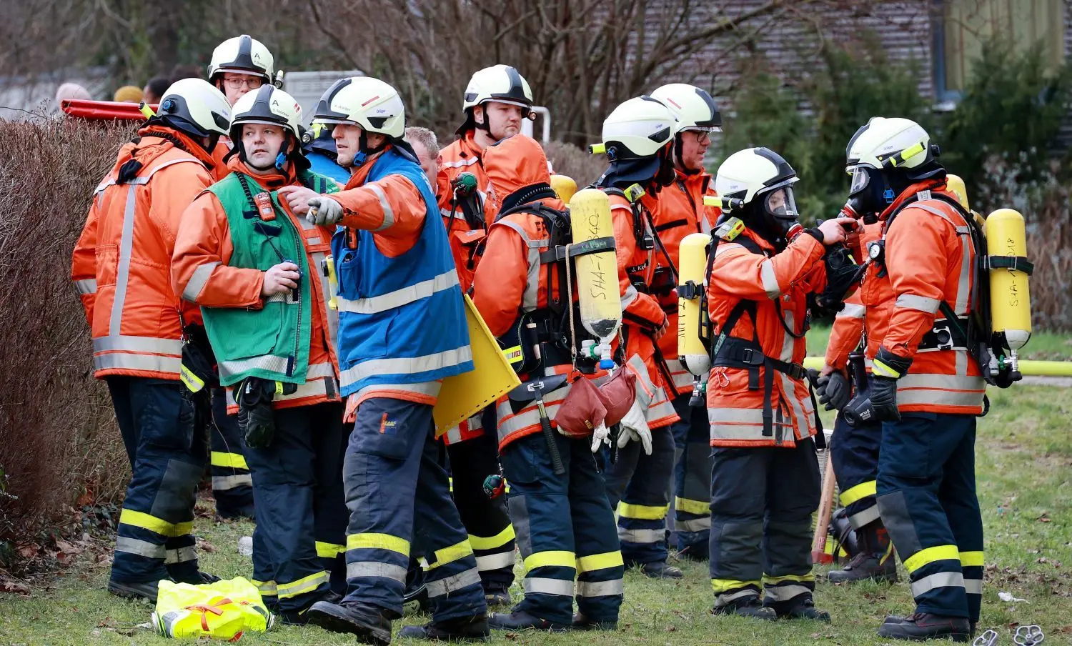 Einsatzkräfte der Freiwilligen Feuerwehr Schwäbisch vor dem Mehrfamilienhaus im Teurershof.⇥