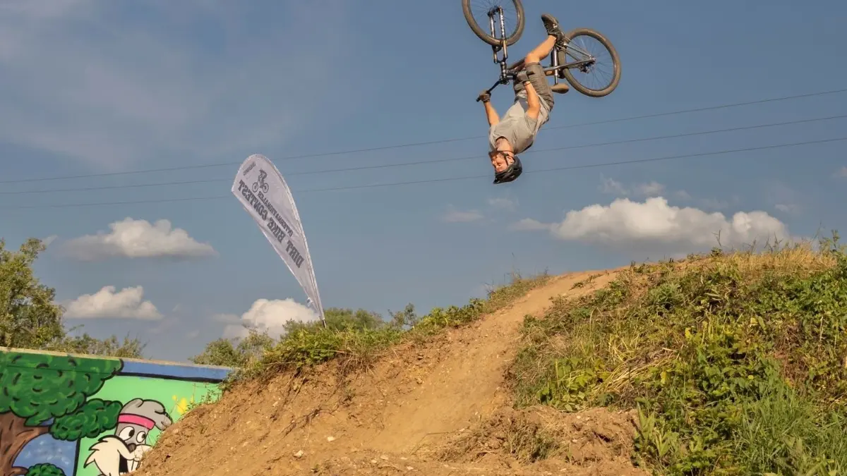 Der Dirtbike-Contest bietet auch akrobatische Vorführungen.