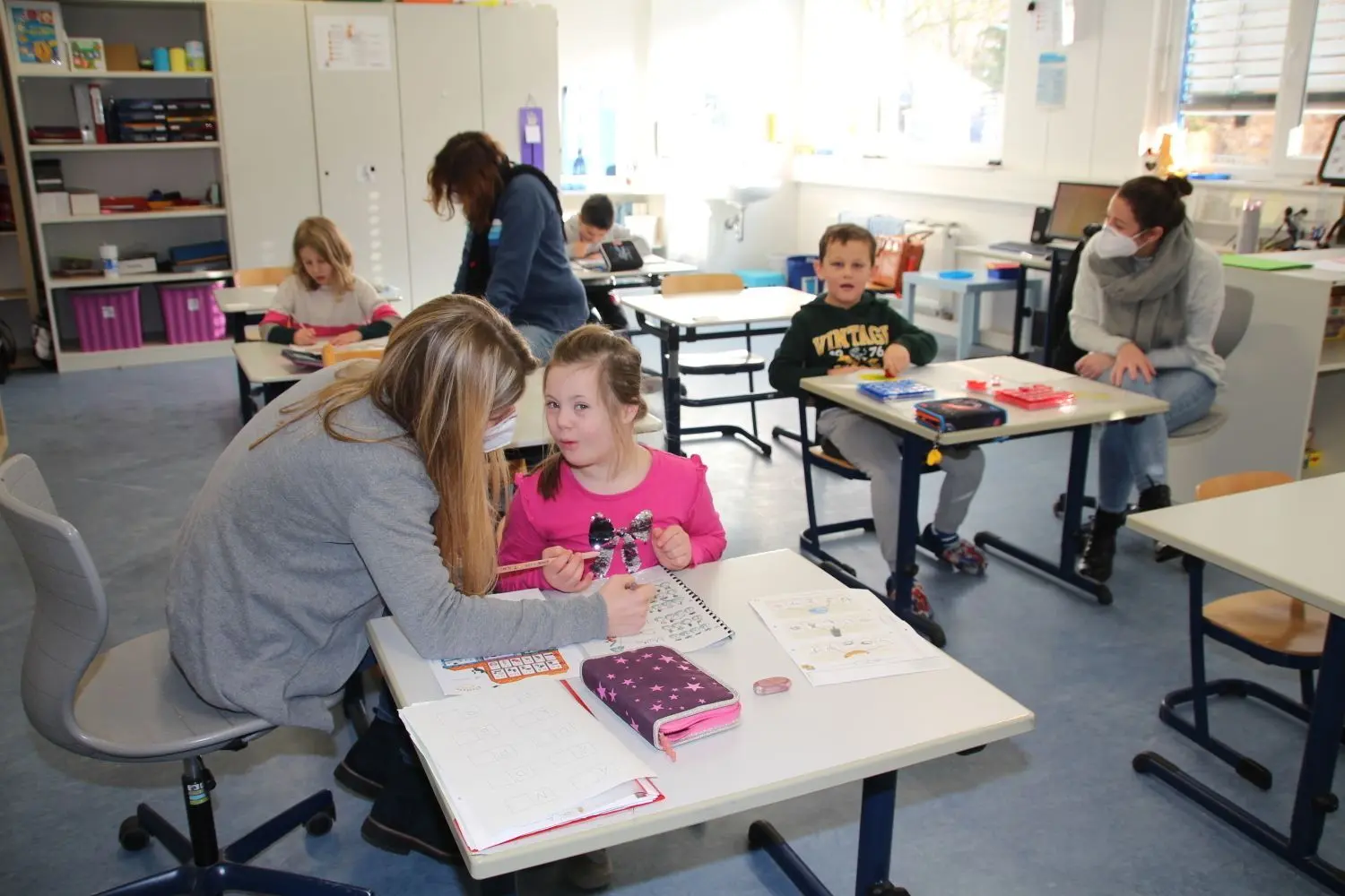 Deutschunterricht im Klassenzimmer: Schüler der ersten Klasse der Außenklasse Crailsheim der Konrad-Biesalski-Schule mit Lehrerinnen und Betreuerin. ⇥