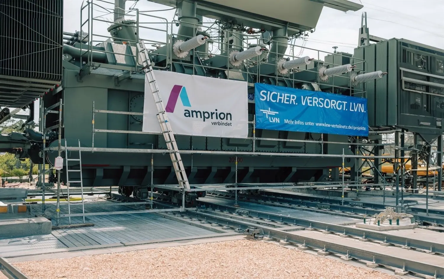502 Tonnen schwer, eine Leistung von 350 Megavoltampere: Das ist der neue Höchstspannungstransformator am Umspannwerk in Vöhringen. Er soll demnächst in Betrieb gehen.⇥