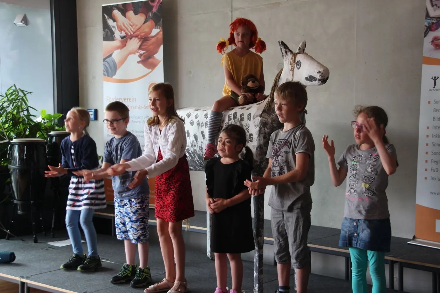 Die Kinder beider Schulen gestalten das Festprogramm mit – hier mit dem Lied „Hey, Pippi Langstrumpf“.